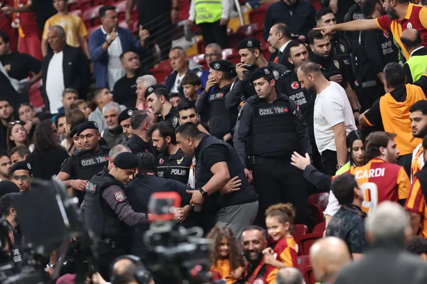 Tribünde sinirler gerildi: PAOK taraftarı stadyumdan çıkarıldı 3