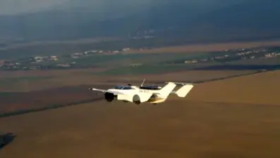 Uçan otomobille havada 35 dakika