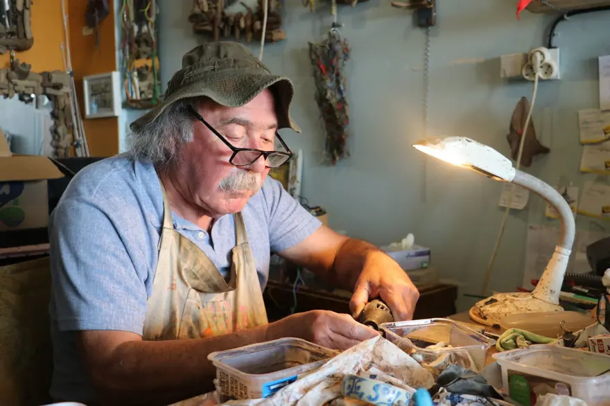 Deniz sahile sürüklüyor, o topluyor: Adeta bir sanat eserine dönüştürüyor 1