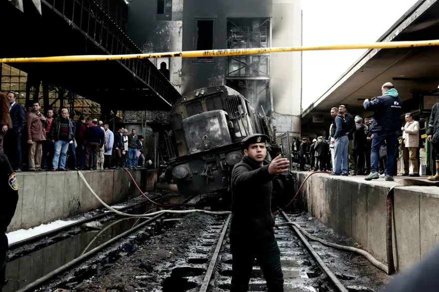 Mısır'da tren istasyonunda yangın: 25 ölü 25 Mısır'da tren istasyonunda yangın: 25 ölü 25