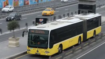 Metrobüsün çarptığı engelli yolcu ağır yaralandı