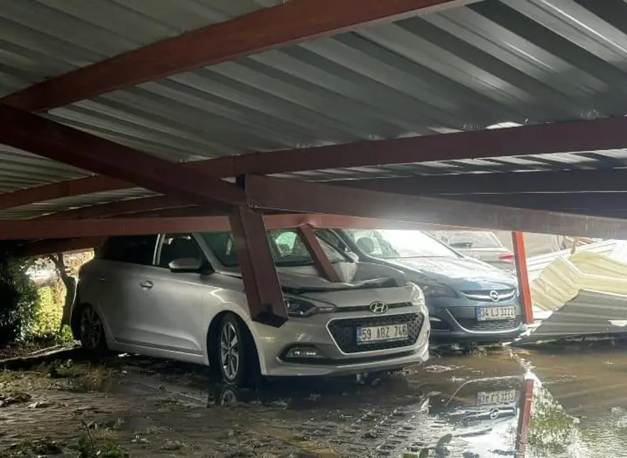 Tekirdağ’da fırtına! Çatılar uçtu, ağaçlar devrildi 2