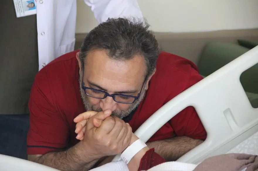Oğlu üzülmesin diye sakladı, hastanede oğlunun adını duyunca inanamadı 5