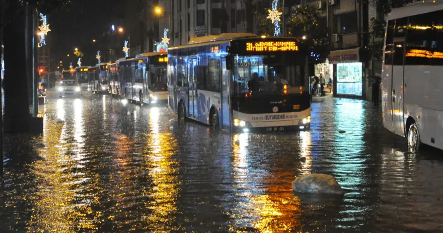 Denizli'de yağış hayatı olumsuz etkiledi 10