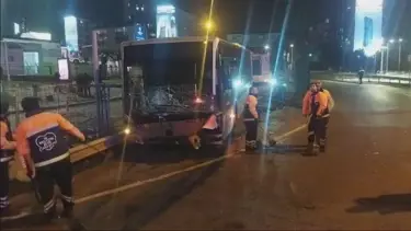 Zincirlikuyu'da metrobüs kazası: Bariyerleri aşıp araçlara çarptı
