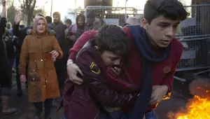 Yunan güvenlik güçlerinin göçmenlere sert müdahalesi devam ediyor Yunan güvenlik güçlerinin göçmenlere sert müdahalesi devam ediyor