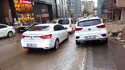 Van'da sağanak yağış: Yollar göle döndü