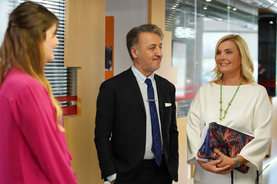 Derya Baykal ve Müjgan Ferhan Şensoy Menajerimi Ara dizisinde kendilerini oynadı 