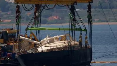 Ünlü milyarder ve kızının öldüğü yatın enkazı sudan çıkarıldı