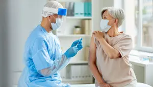 ''Pfizer-BioNTech ve AstraZeneca'nın tek tozu bile aile içi bulaşı azaltıyor''