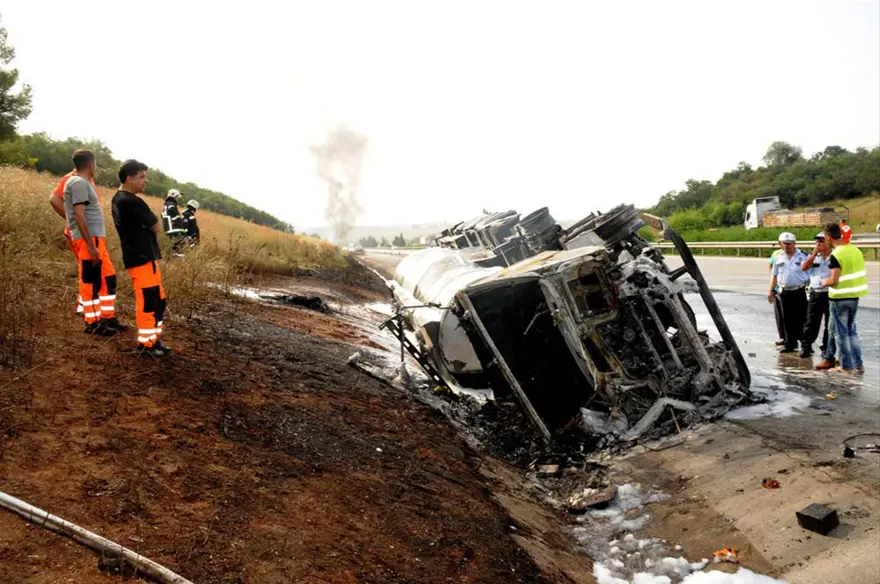 Petrol yüklü tanker devrildi: 1 ölü 3 Petrol yüklü tanker devrildi: 1 ölü 3