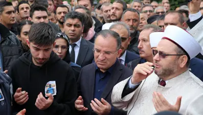 Adalet Bakan Bozdağ: Adalet Bakanlığı yapmak Kur'an okumaya engel değil