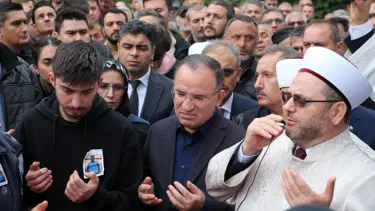 Adalet Bakan Bozdağ: Adalet Bakanlığı yapmak Kur'an okumaya engel değil