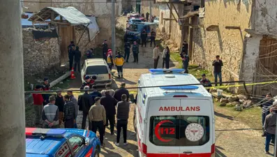 Yaşlı adam komşularını katletti