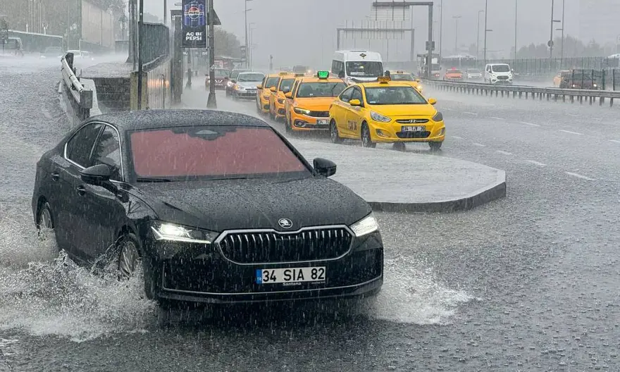 İstanbul için uyarı verilmişti: Kuvvetli yağış etkisini gösteriyor 4