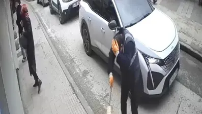 Kafasına tabela düşen temizlik işçisi yaralandı... O anlar kamerada! 
