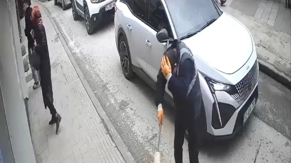 Kafasına tabela düşen temizlik işçisi yaralandı... O anlar kamerada! 
