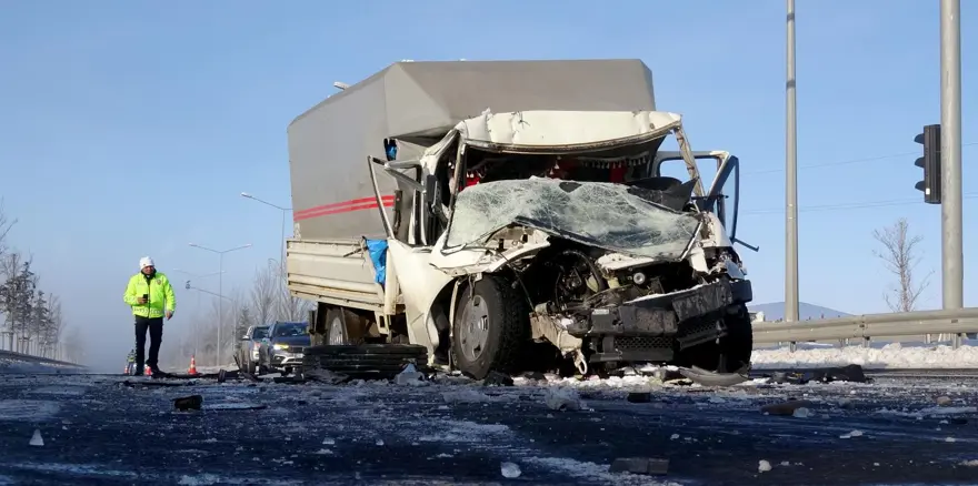 Erzurum’da sis kazası: Kırmızı ışıkta bekleyenkamyona çarptı 2