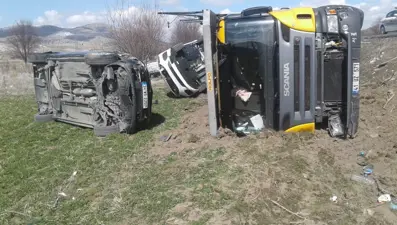 Cipleri taşıyan TIR yoldan çıktı, sıfır araçlar tarlaya savruldu