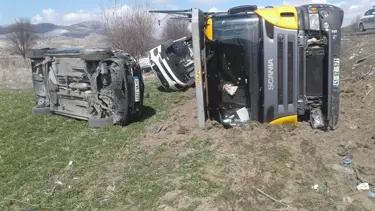 Cipleri taşıyan TIR yoldan çıktı, sıfır araçlar tarlaya savruldu