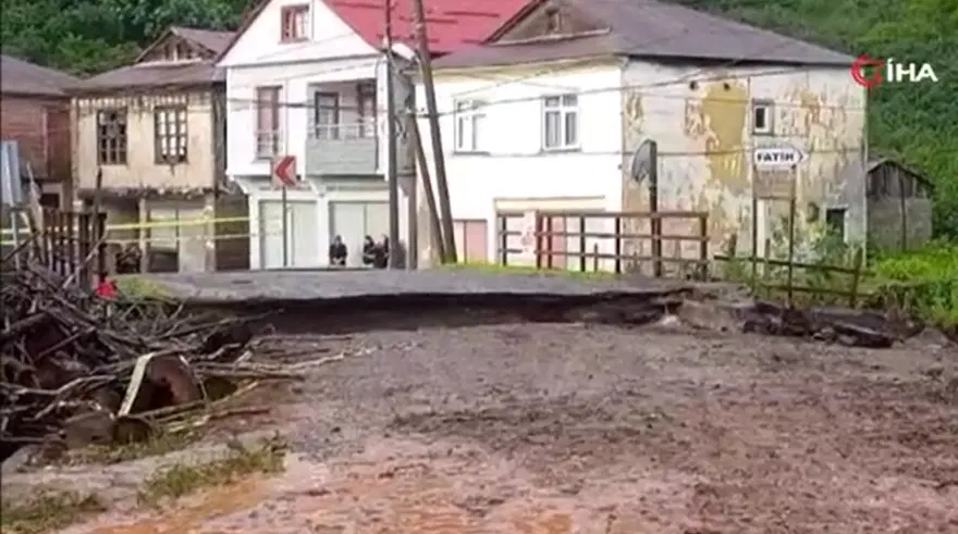 Giresun’u sel vurdu: Karayolu ulaşıma kapandı, bir ev yan yattı 4 Giresun’u sel vurdu: Karayolu ulaşıma kapandı, bir ev yan yattı 4