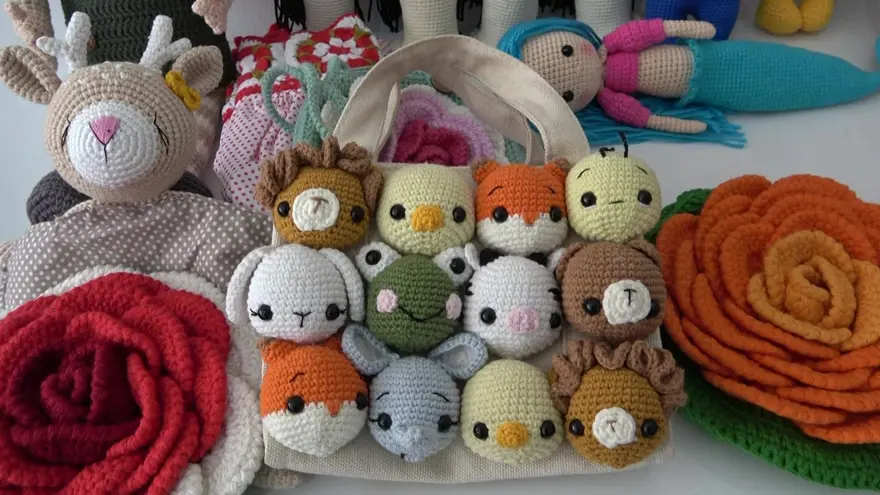 28 yaşındaki depremzede annenin el emeği: İlk ördüğü bebekleri depremzede çocuklara hediye etti 3