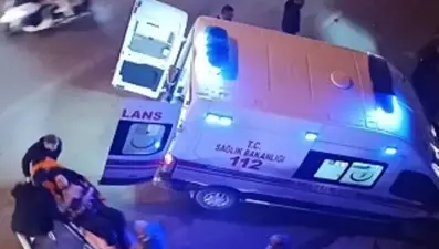 Sokak ortasında arkadaşını bıçakladı