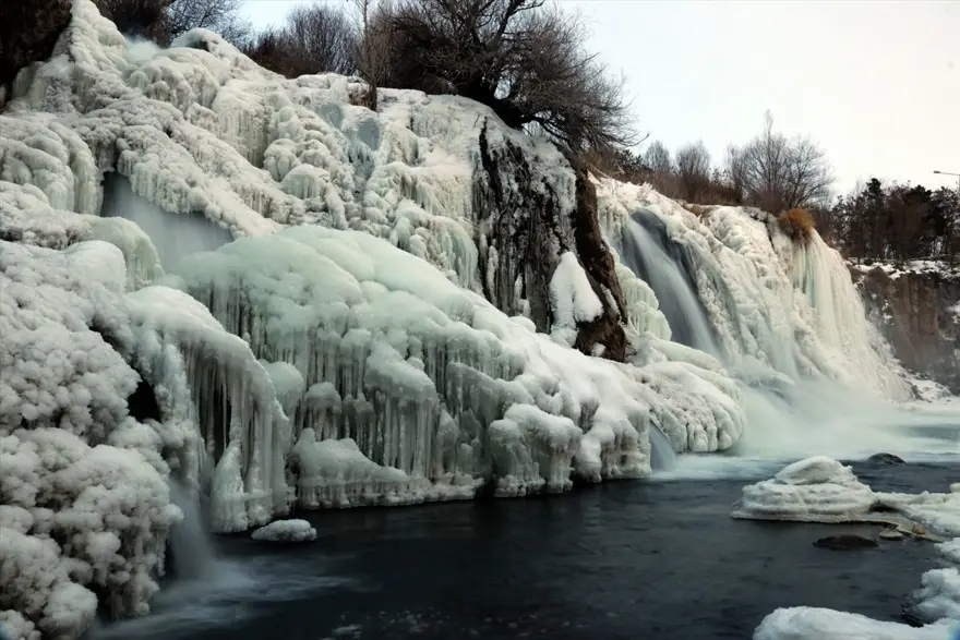 Van'da doğa harikası Muradiye Şelalesi kısmen dondu 8 Van'da doğa harikası Muradiye Şelalesi kısmen dondu 8