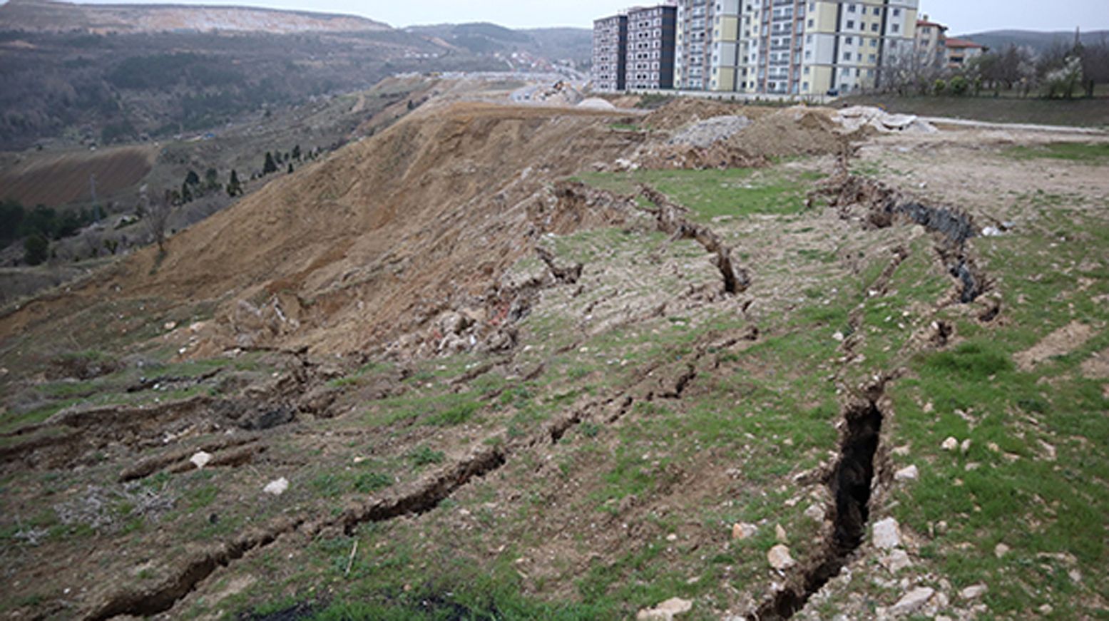 Bilecik'te toprak kayması: 4 bloklu site risk altında