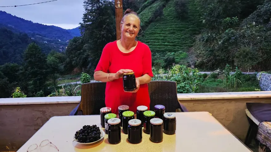 Odun ateşinde saatlerce kaynatılıyor: Başında nöbet tutuyorlar 2