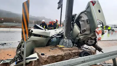 Yönlevhasına çarpan araçta feci ölüm