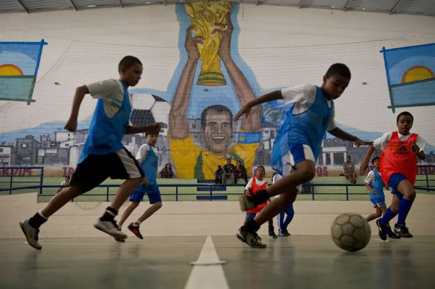Efsane futbolcudan çocuklara destek 