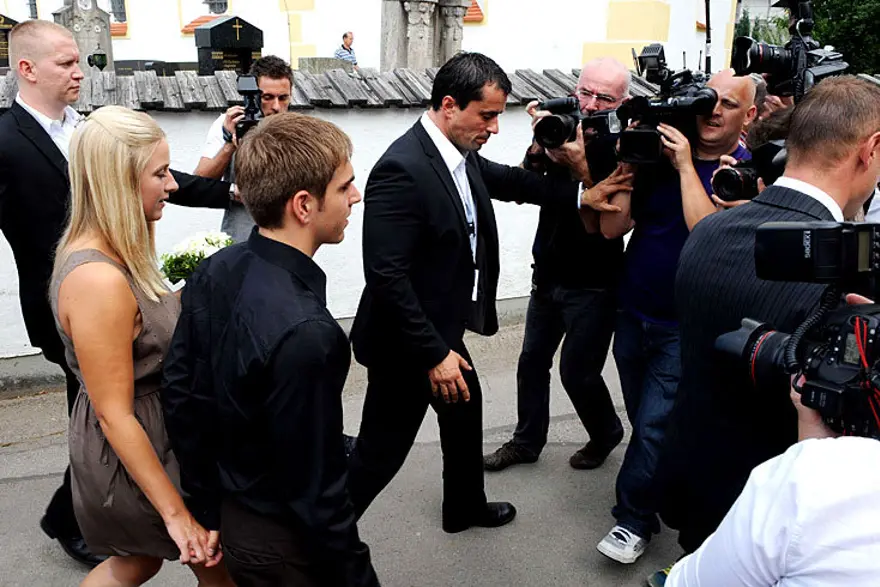 Lahm hayatının imzasını attı 14