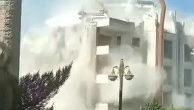 Hatay'da yıkım: Dokuz katlı bina iş makinesiyle yıkıldı