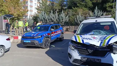 Karşıdan karşıya geçen kadına polis otosu çarptı
