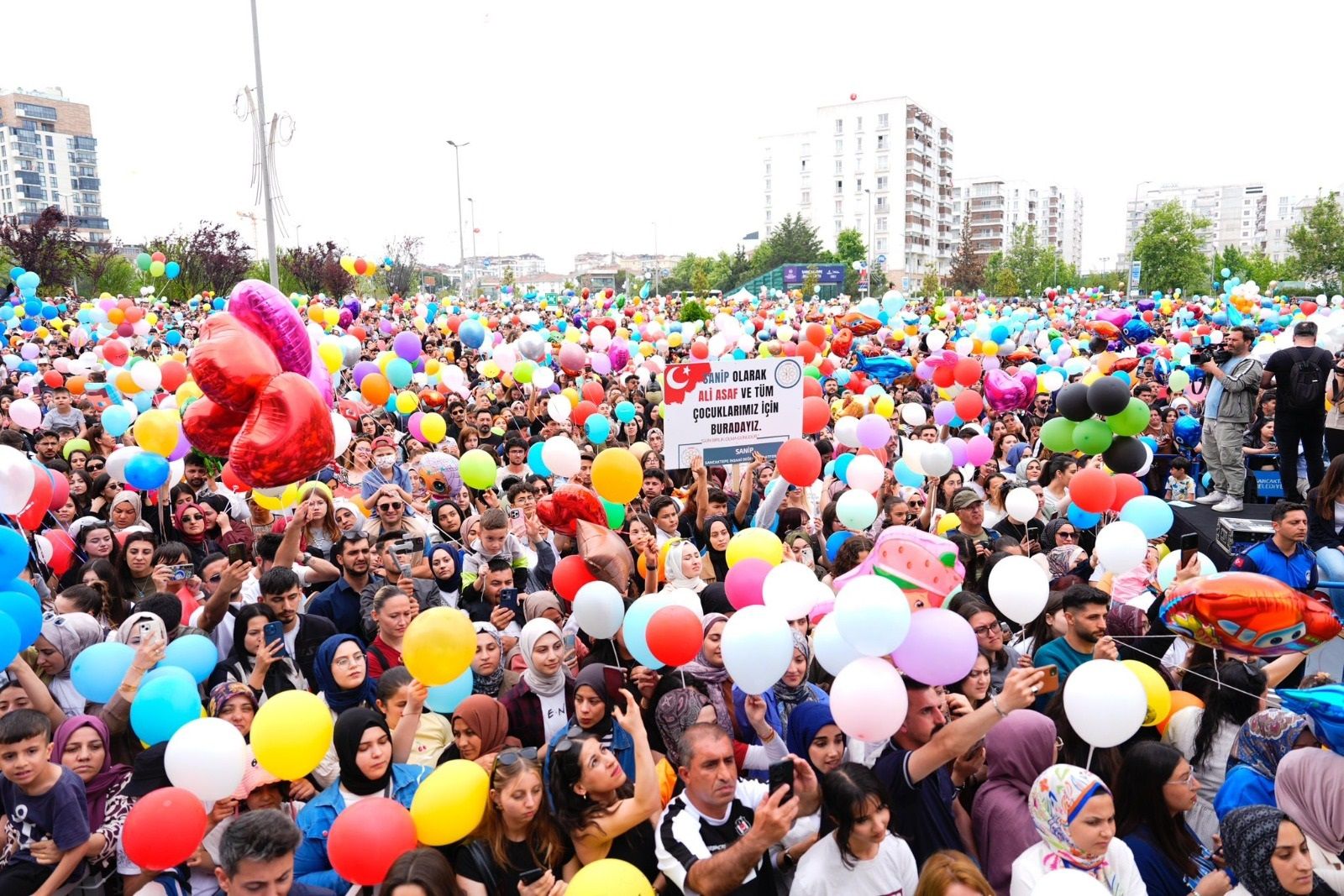 Binlerce kişi kanseri yenen Ali Asaf için balon uçurdu