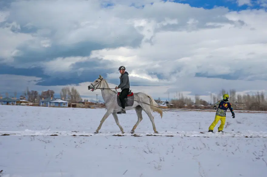 Van'da "Atlı snowboard" heyecanı 16 Van'da "Atlı snowboard" heyecanı 16