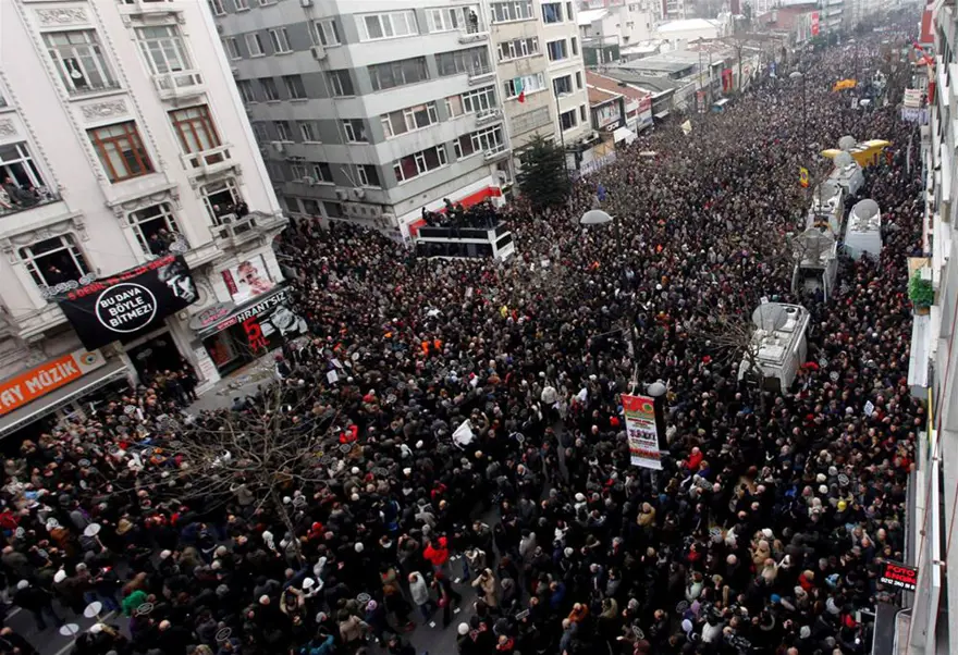 WSJ: Türkiye'deki en büyük gösteri 2 WSJ: Türkiye'deki en büyük gösteri 2