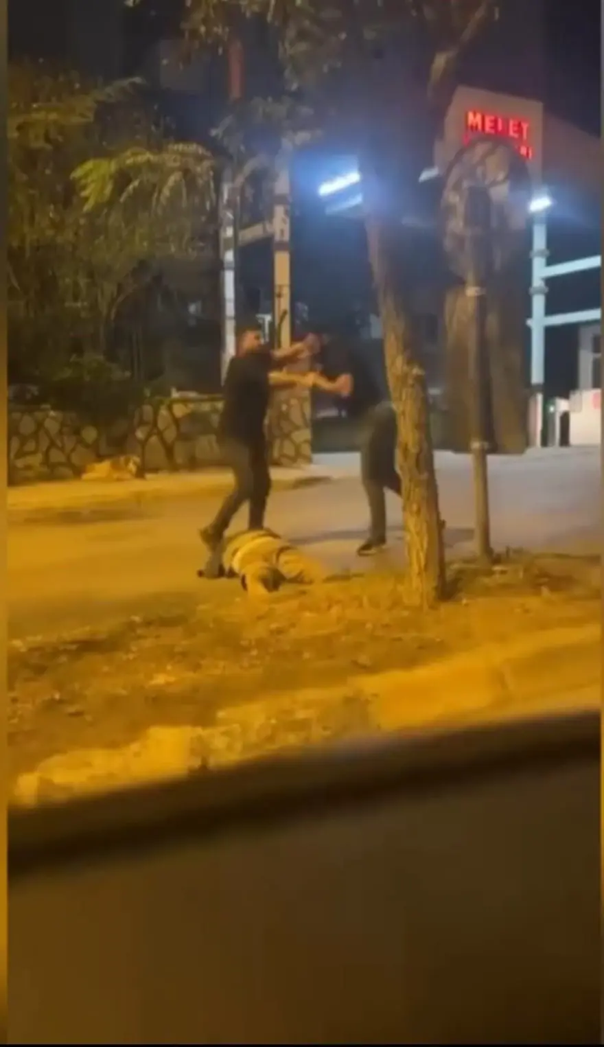 İstanbul'da tekmeli yumruklu sinyal verme kavgası 1