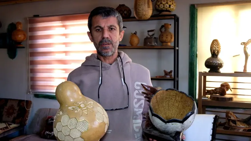 54 yaşındaki el sanatları ustası hayran bırakıyor: Kendi yetiştirdiği su kabaklarından yapıyor 6