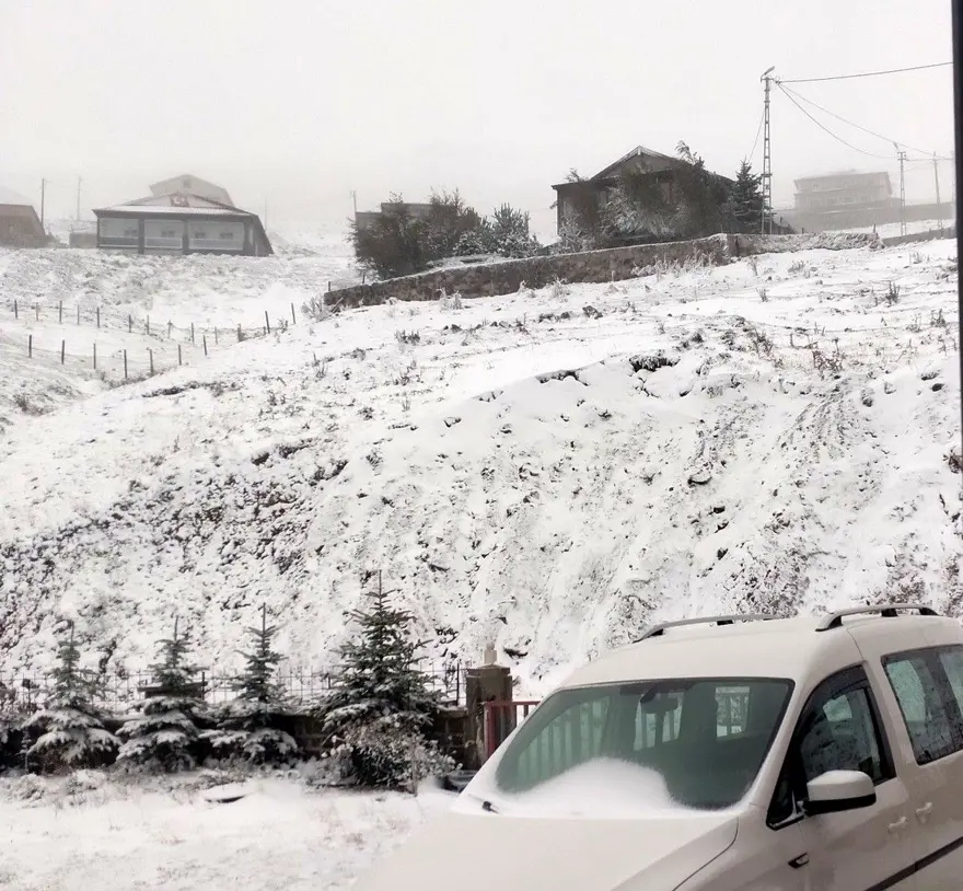 Hava sıcaklığı 10 derece düştü: Beyaz örtüyle kaplandı 1