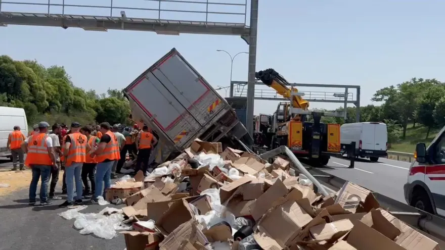 TEM’de iki kamyonunkarıştığı feci kaza: Yaralılar var, trafik durma noktasında 6