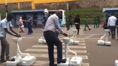 Ruanda'da seyyar musluklu corona virüs önlemi