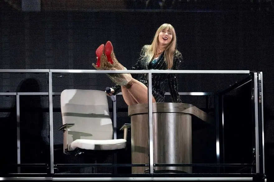 Fenalaşan Taylor Swift hayranı konser öncesi hayatını kaybetti 5 Fenalaşan Taylor Swift hayranı konser öncesi hayatını kaybetti 5