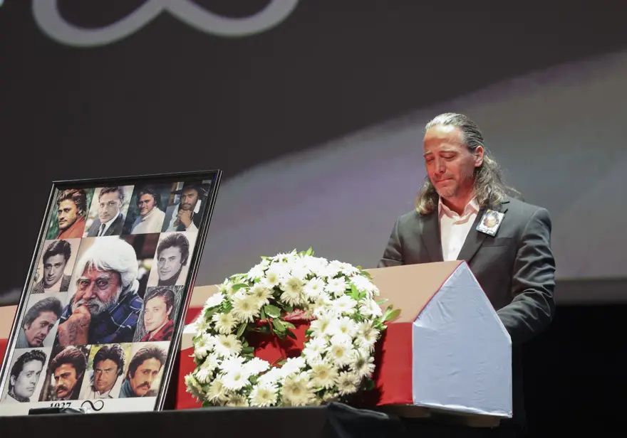 Cüneyt Arkın'ı binlerce kişi gözyaşlarıyla uğurladı 38 Cüneyt Arkın'ı binlerce kişi gözyaşlarıyla uğurladı 38