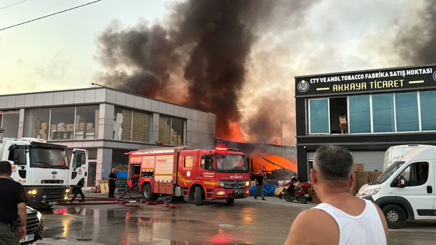 Adana'da kırtasiye malzemeleri bulunan depoda yangın: 3 iş yeri zarar gördü 8 Adana'da kırtasiye malzemeleri bulunan depoda yangın: 3 iş yeri zarar gördü 8