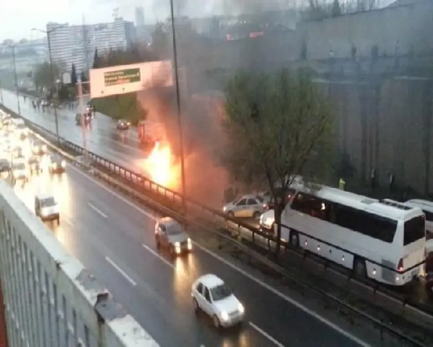 Yanan aracın yanından geçtiler 2 Yanan aracın yanından geçtiler 2