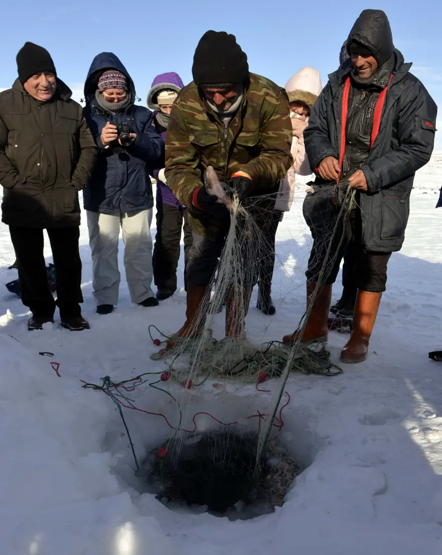 Donan Çıldır Gölü'nde balık tutuyorlar 15