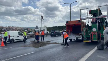 Gaziosmanpaşa'da poşet yüklü kamyonet devrildi: 2 yaralı