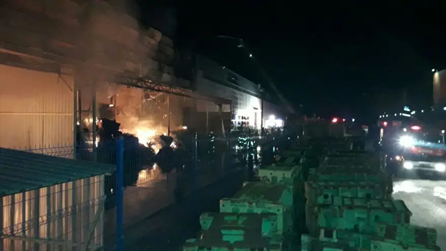 Kocaeli'de otomobil parçası üreten fabrikada yangın 5
